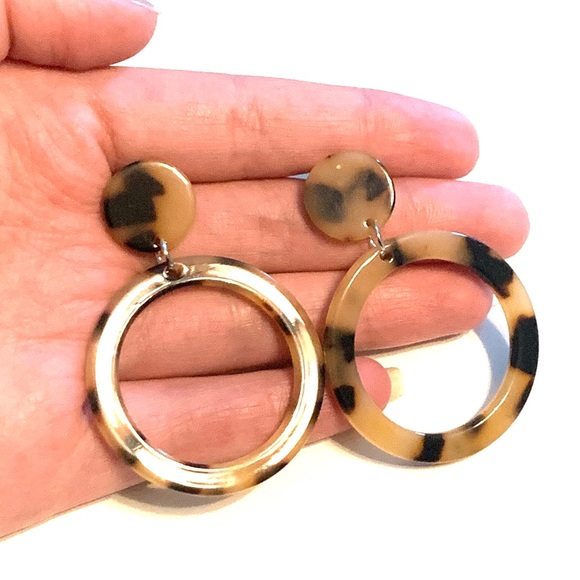 Tortoise Shell Hoop Acrylic Earrings - Picture 4 of 4